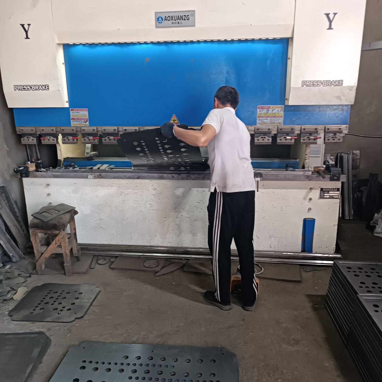 Working on the press brake (sheet bending machine)