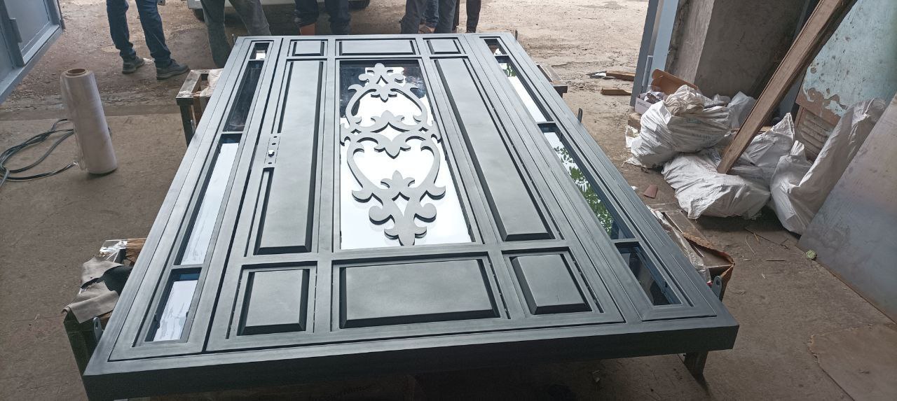 Metal door with a decorative pattern