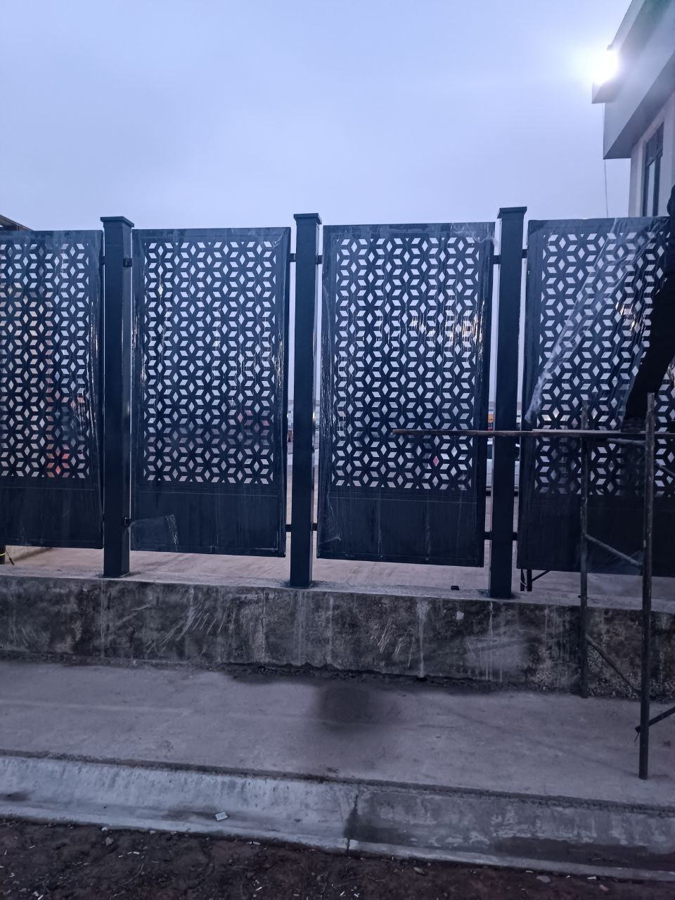 Screen made of laser-cut patterned metal panels